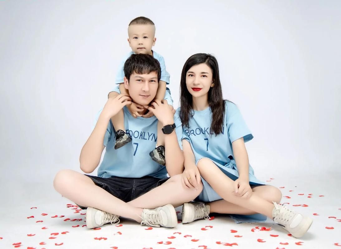 张学友孩子罕见露面 一家三口同框超温馨