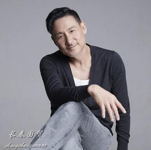 张学友弹吉他照片流出 六十岁状态依旧帅气逼人