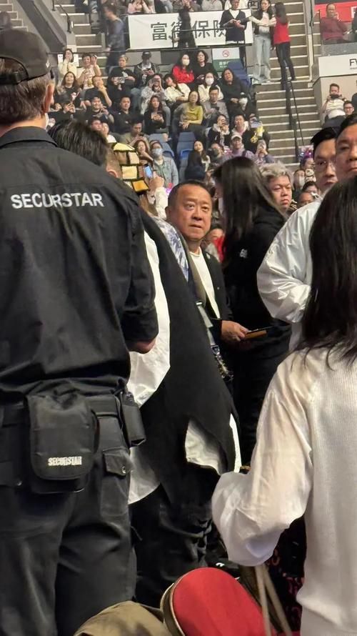 张学友曾志伟同框现身活动现场引发粉丝热议