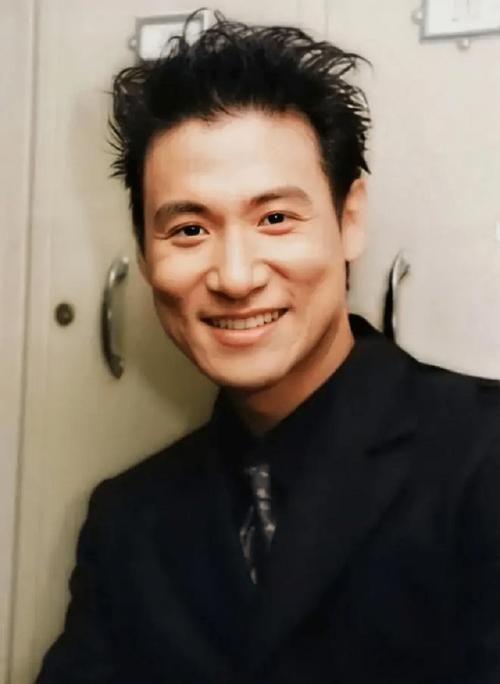 张学友演唱会发型变化史 从青涩到成熟