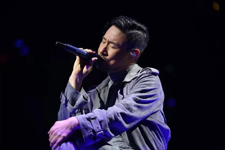 张学友演唱会发型变化史 从青涩到成熟