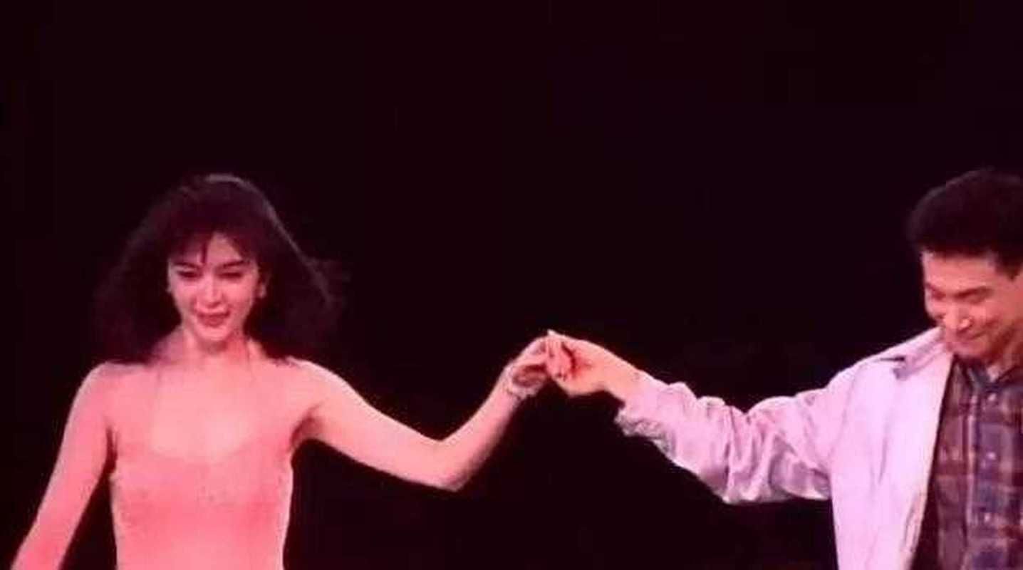 张学友牵手关之琳视频曝光 两人亲密互动引热议