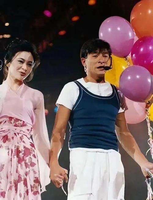 张学友牵手关之琳视频曝光 两人亲密互动引热议