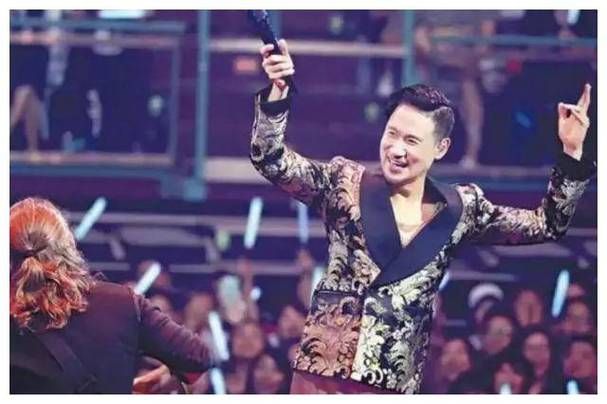 张学友红馆演唱会震撼开唱 经典金曲引发全场大合唱