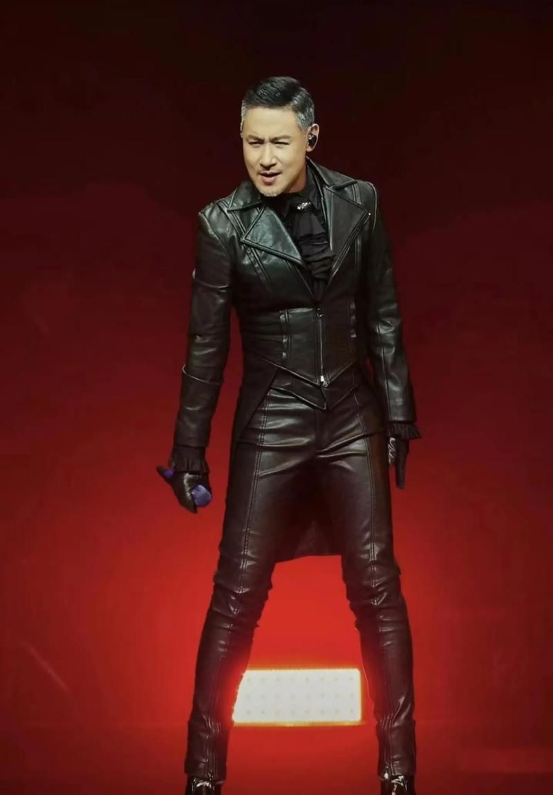 张学友肌肉线条明显 演唱会造型引热议