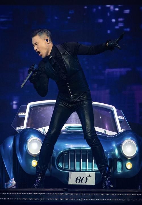 张学友肌肉线条明显 演唱会造型引热议