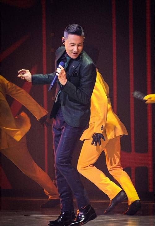 张学友肌肉线条明显 演唱会造型引热议