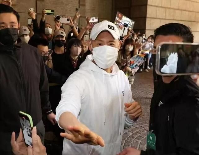 张学友颁奖现场与粉丝互动温馨有爱