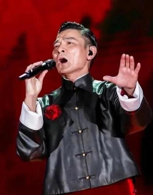 张家辉现身刘德华演唱会，兄弟情谊令人动容
