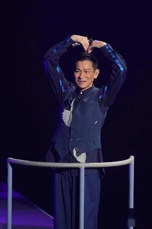 张家辉现身刘德华演唱会，兄弟情谊令人动容