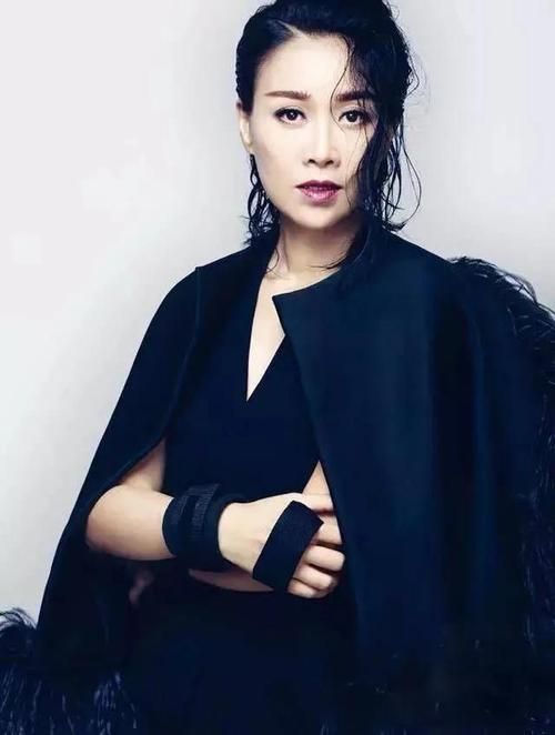 征服歌词那英经典回顾 感受音乐中的情感力量