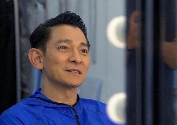 想知道刘德华今年几岁吗？看看这些照片你就知道了