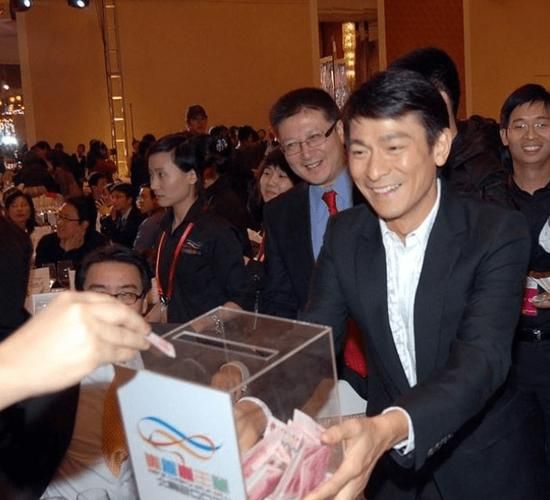 想知道刘德华代言费是多少吗？看完你就明白了