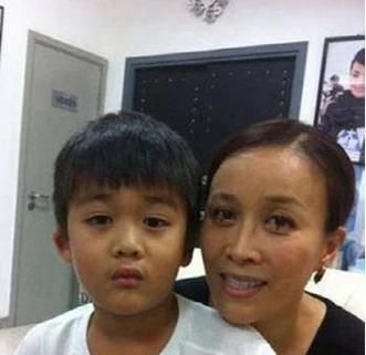 想知道那英儿子多大吗 明星家庭生活大揭秘