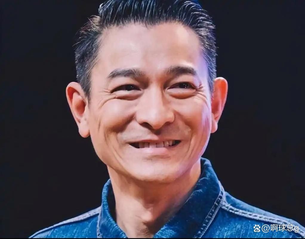 成龙刘德华同框：岁月流逝，巨星依旧闪耀