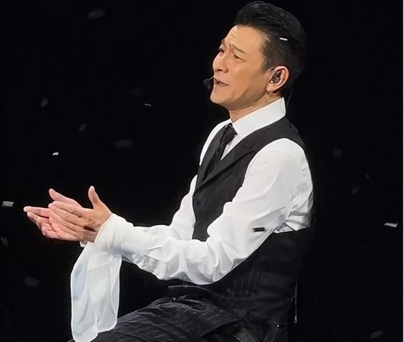 成龙刘德华同框：岁月流逝，巨星依旧闪耀