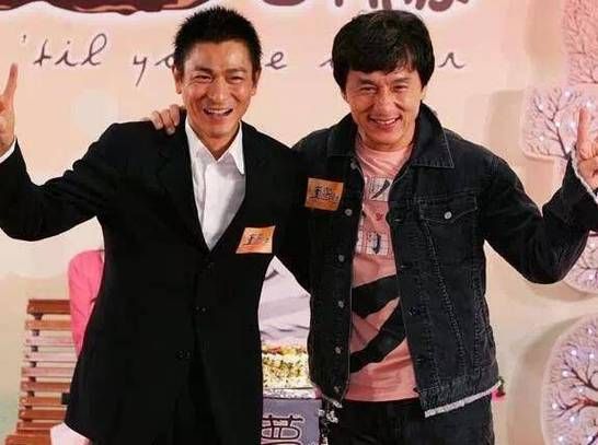 成龙和刘德华关系好吗两位巨星友谊发展历程
