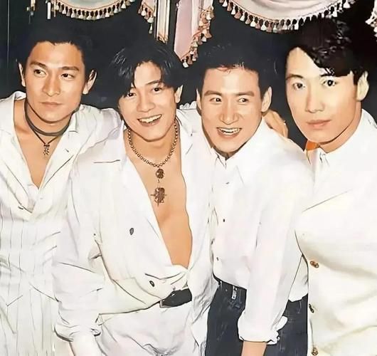 成龙张学友谢霆锋张家辉同框 四大男神罕见合影引热议
