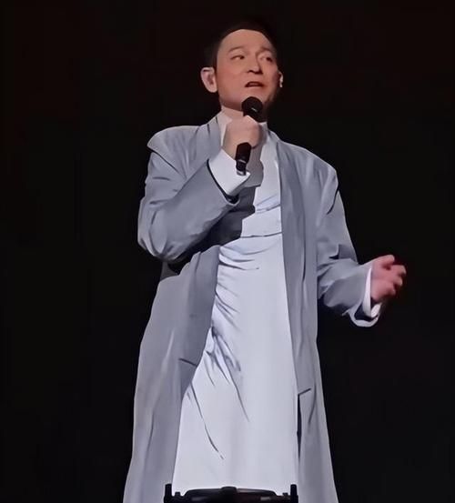最新刘德华现状：演唱会意外摔倒，70岁还能唱歌吗？