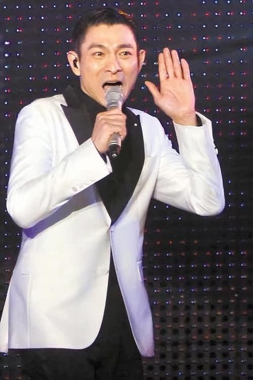 最新刘德华现状：演唱会意外摔倒，70岁还能唱歌吗？