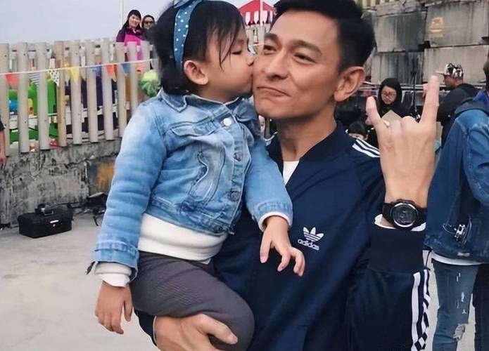 朱丽倩和刘德华的女儿近况一家三口生活曝光