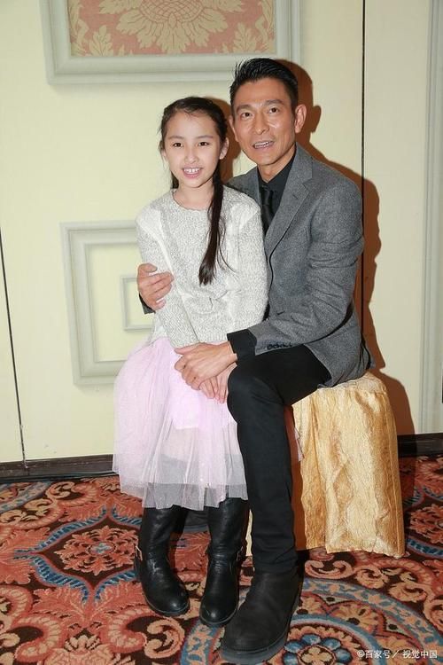 朱丽倩和刘德华的女儿近况一家三口生活曝光