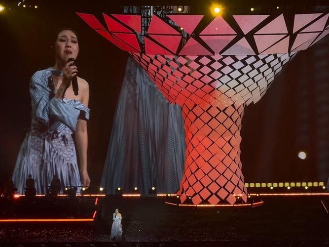 杨千嬅刘德华杭州演唱会，双巨星同台闪耀，你pick谁？