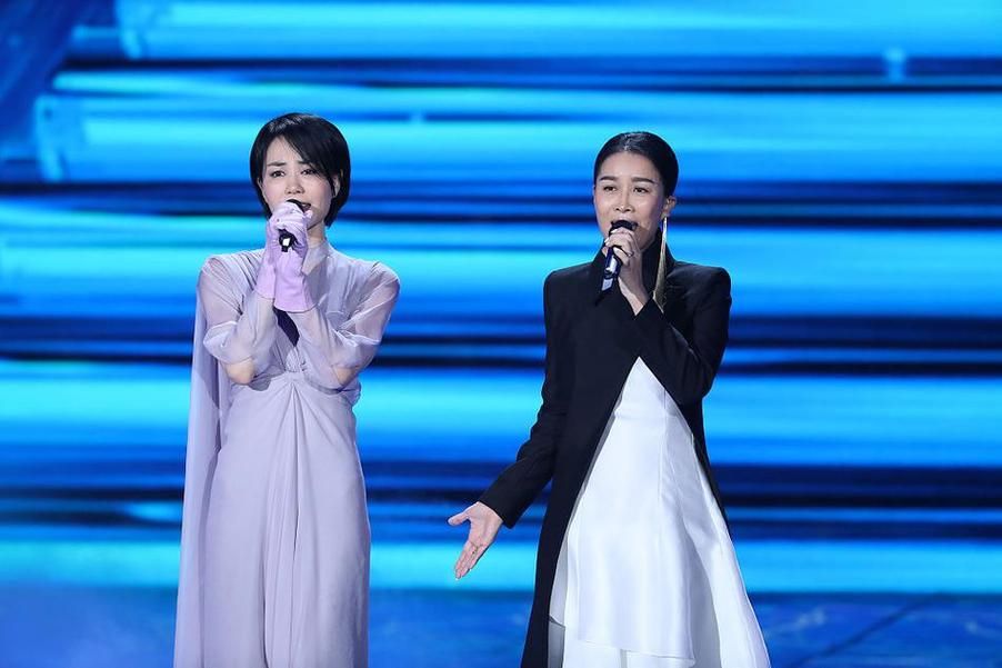 汪峰和那英同台合唱经典歌曲引发回忆杀