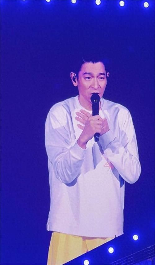 深圳演唱会惊魂一刻：刘德华意外摔倒，粉丝担忧华仔伤势如何？
