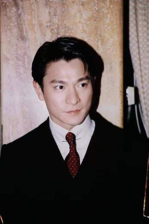 深扒刘德华八字：从命理看他的成功之路