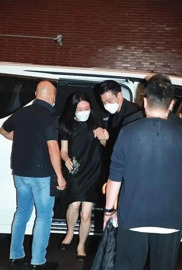 深扒刘德华妻子朱丽倩：从选美小姐到天王嫂的蜕变
