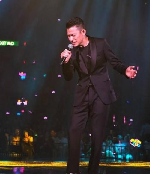演唱会嘉宾刘德华献唱经典歌曲观众直呼过瘾