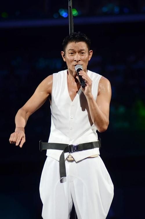 热情的沙漠2000刘德华演唱背后的故事