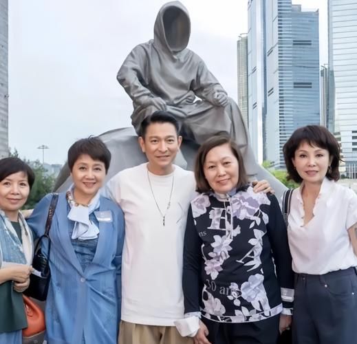王晶再谈刘德华：事业家庭双丰收，天王的成功秘诀