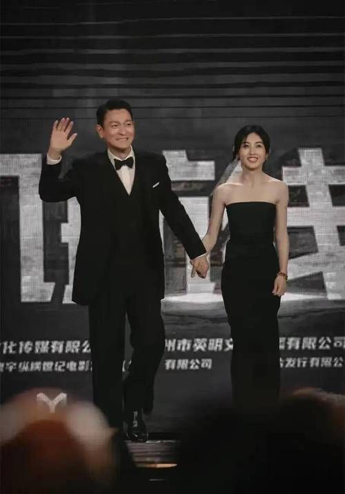 珍贵！刘德华携妻女罕见同框，全家照片引热议
