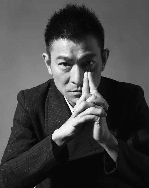 看看刘德华是哪一年出生的？回顾他的经典作品和辉煌成就！
