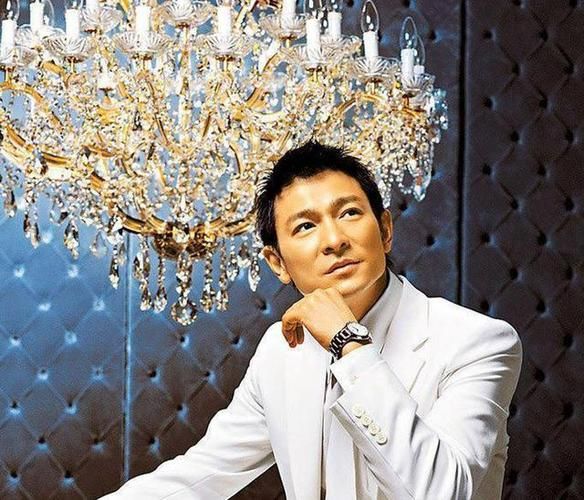 细数刘德华的成就：影帝、歌王、慈善家，多重身份闪耀