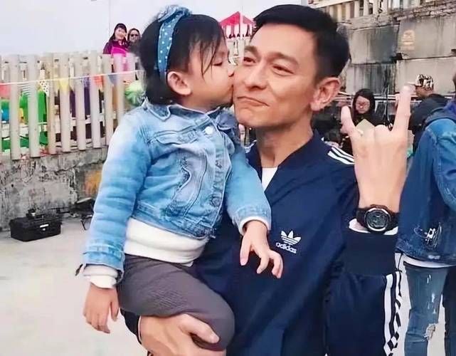 细说刘德华父亲：一位平凡而伟大的父亲形象
