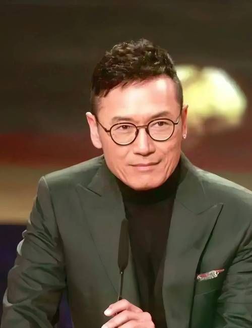 苗侨伟刘德华：从五虎将到如今的传奇巨星