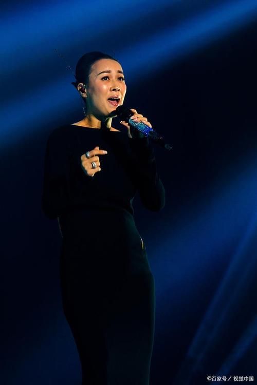 蒙面歌王那英惊艳全场 揭秘她的音乐传奇故事