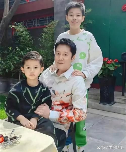 蔡国庆和那英早年合照曝光 两人青涩模样引发网友热议