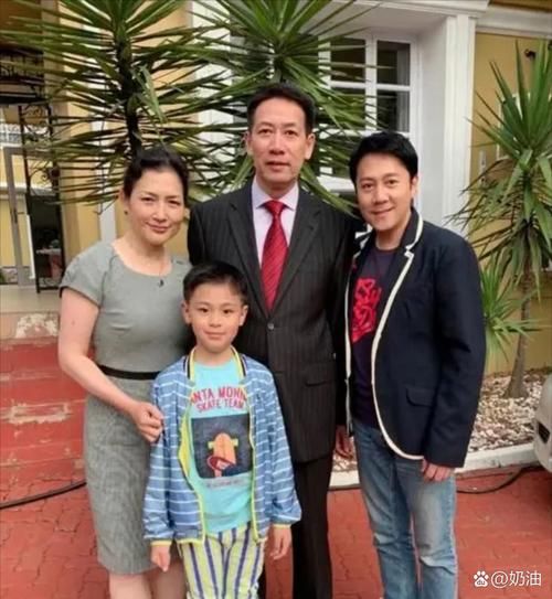 蔡国庆和那英早年合照曝光 两人青涩模样引发网友热议