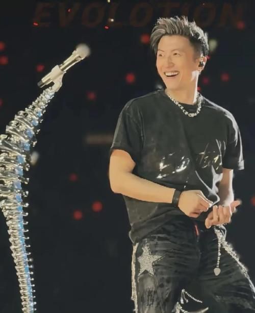 谢霆锋和刘德华谁帅颜值对比分析