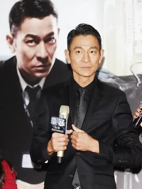 费玉清模仿刘德华唱歌连本尊都忍不住点赞