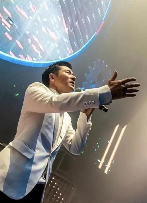 贺刚模仿刘德华视频曝光 网友直呼太像了