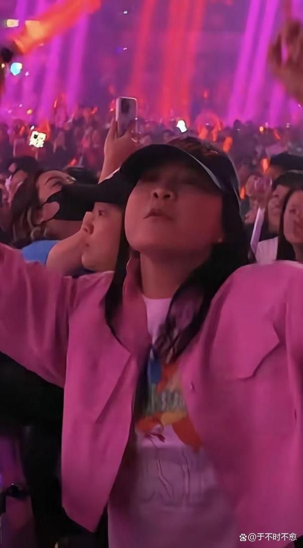 贾玲刘德华同框？演唱会意外惊喜，粉丝炸了！