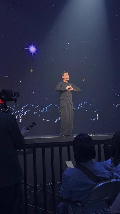 贾玲现身刘德华跨年演唱会，激动瞬间引热议