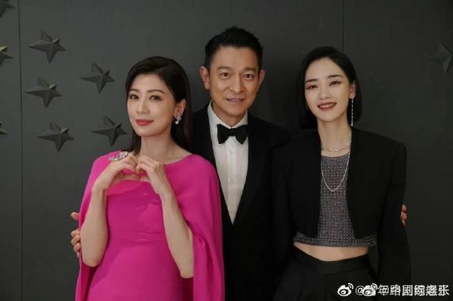 贾静雯刘德华最新合影曝光 男神女神同框画面太美好