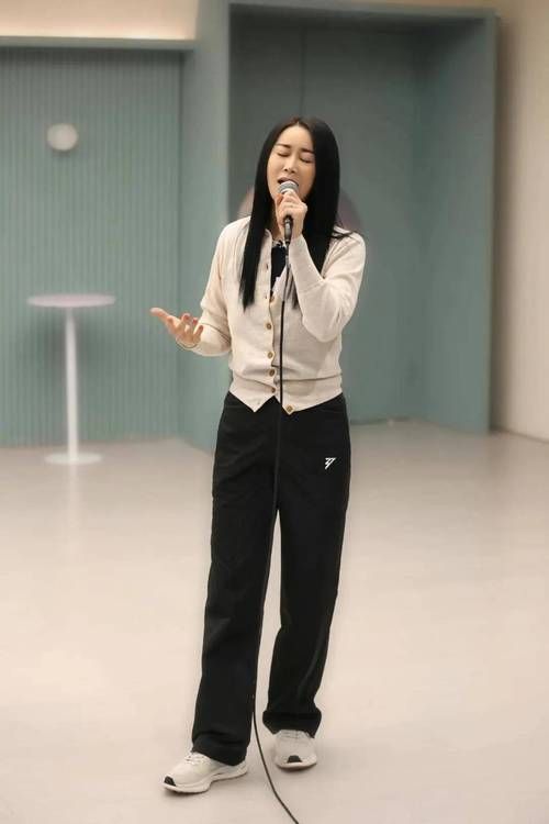 那英丝袜写真图片 展现成熟女人魅力