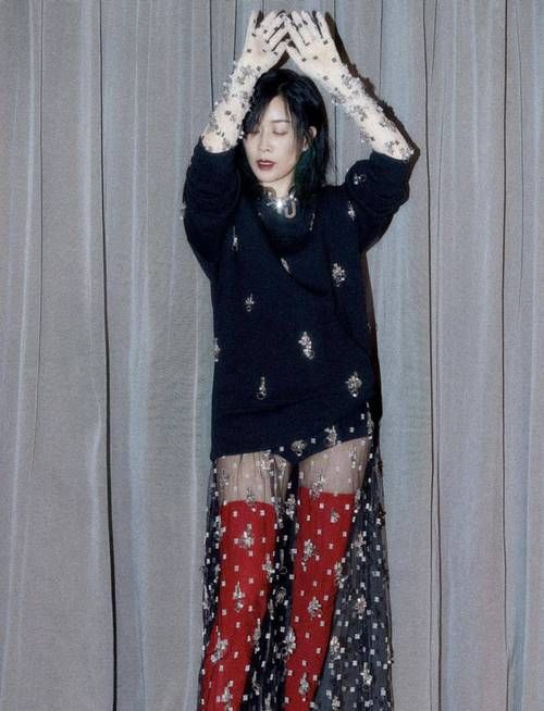 那英丝袜写真图片 展现成熟女人魅力